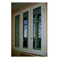 Блок оконный со стеклом, устойчивым к пробиванию